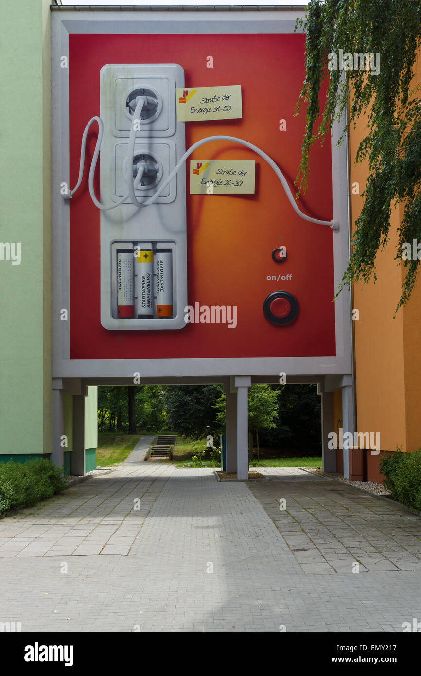 City Apartment Gebäude. Werbung an der Fassade des Hauses nutzt energiesparende Technologien. Stockfoto