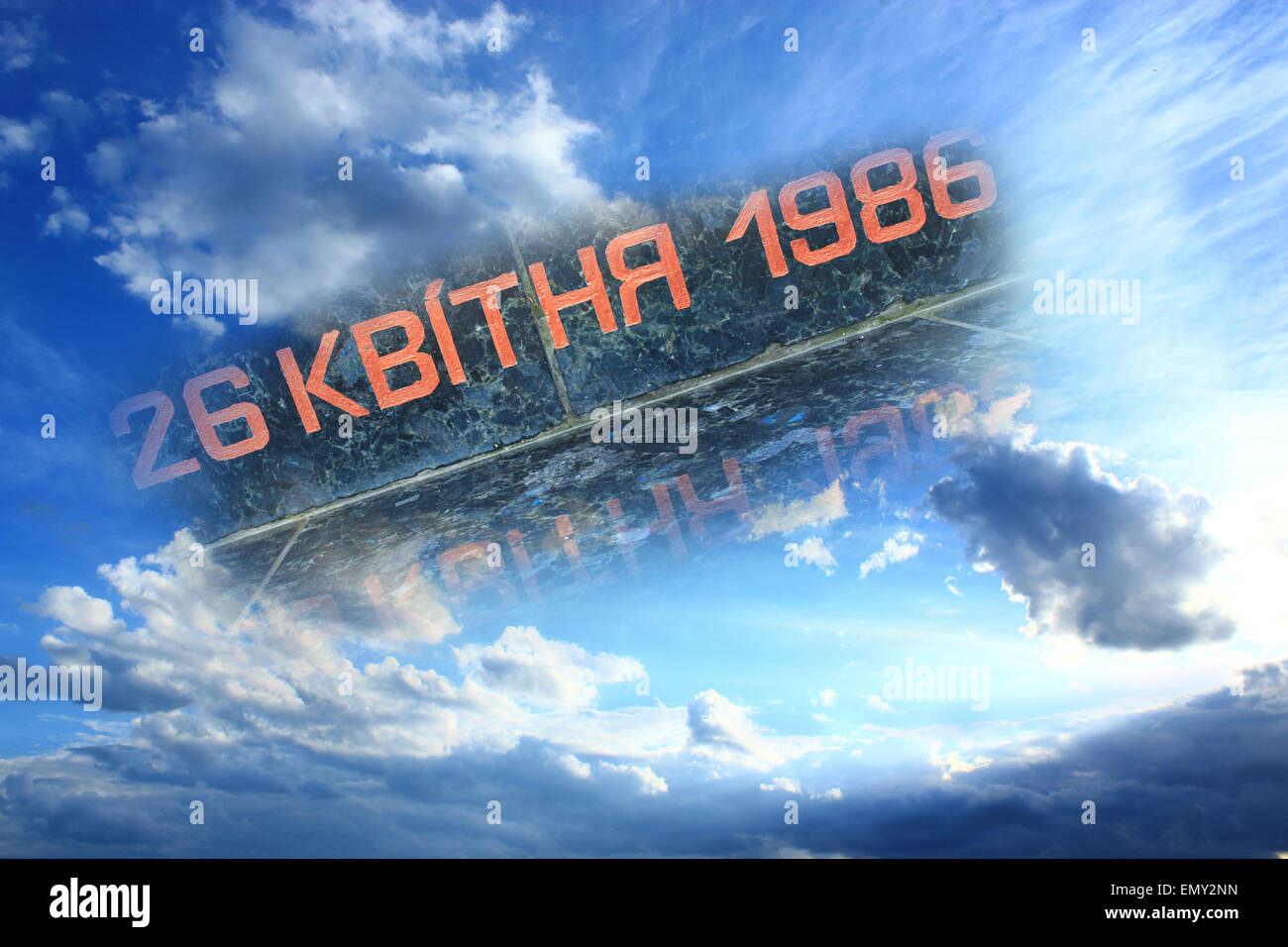 der Granit Datum der Katastrophe von Tschernobyl in den blauen Himmel Stockfoto