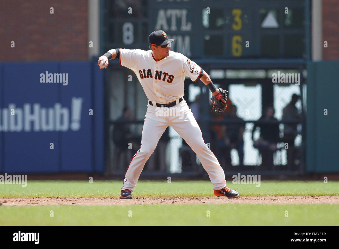 San Francisco, CA. 23. April 2015. San Francisco Giants zweiter Basisspieler Joe Panik (12) wirft den Ball in der MLB Baseball-Spiel zwischen den San Francisco Giants und die Los Angeles Dodgers im AT&T Park in San Francisco, Kalifornien. Die San Francisco Giants gegen die Los Angeles Dodgers 3-2. Bildnachweis: Stan Szeto/CSM/Alamy Live-Nachrichten Stockfoto