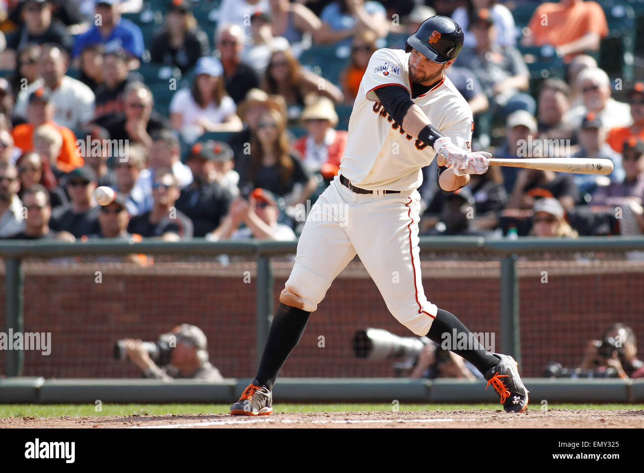 San Francisco, CA. 23. April 2015. San Francisco Giants erster Basisspieler Brandon Belt (9) schlägt den Ball während der MLB-Baseball-Spiel zwischen den San Francisco Giants und die Los Angeles Dodgers im AT&T Park in San Francisco, Kalifornien. Die San Francisco Giants gegen die Los Angeles Dodgers 3-2. Bildnachweis: Stan Szeto/CSM/Alamy Live-Nachrichten Stockfoto