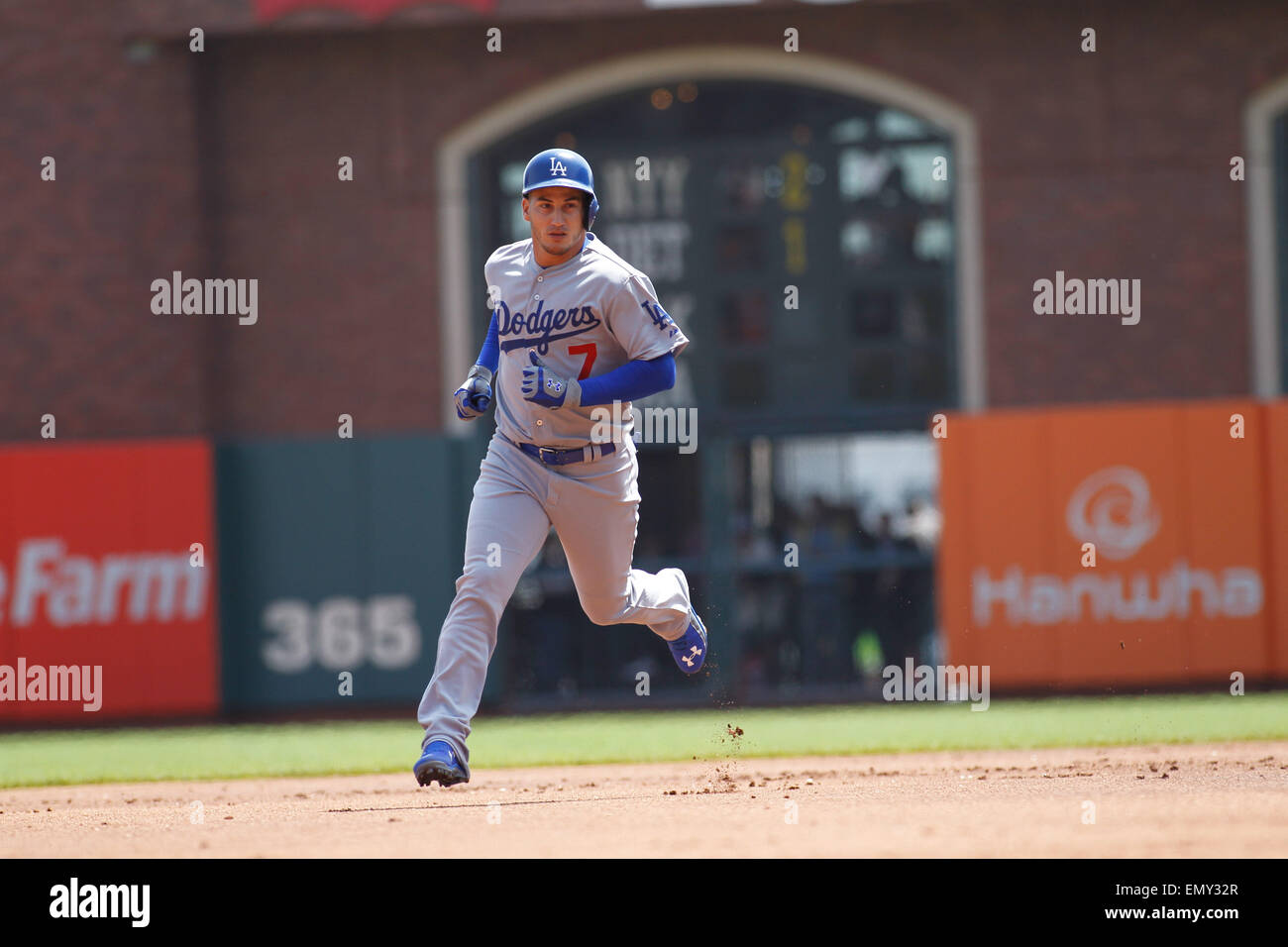 San Francisco, CA. 23. April 2015. Los Angeles Schwindler Dritter Basisspieler Alex Guerrero (7) rennt Home-Plate nach der Kollision mit einem Solo Homerun in der MLB Baseball Spiel zwischen den San Francisco Giants und die Los Angeles Dodgers im AT&T Park in San Francisco, Kalifornien. Die San Francisco Giants gegen die Los Angeles Dodgers 3-2. Bildnachweis: Stan Szeto/CSM/Alamy Live-Nachrichten Stockfoto