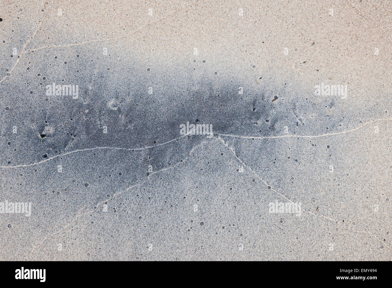 Grau und Beige abstrakten Hintergrund des nassen Sand Textur, gebildet von den Wellen am Strand Stockfoto