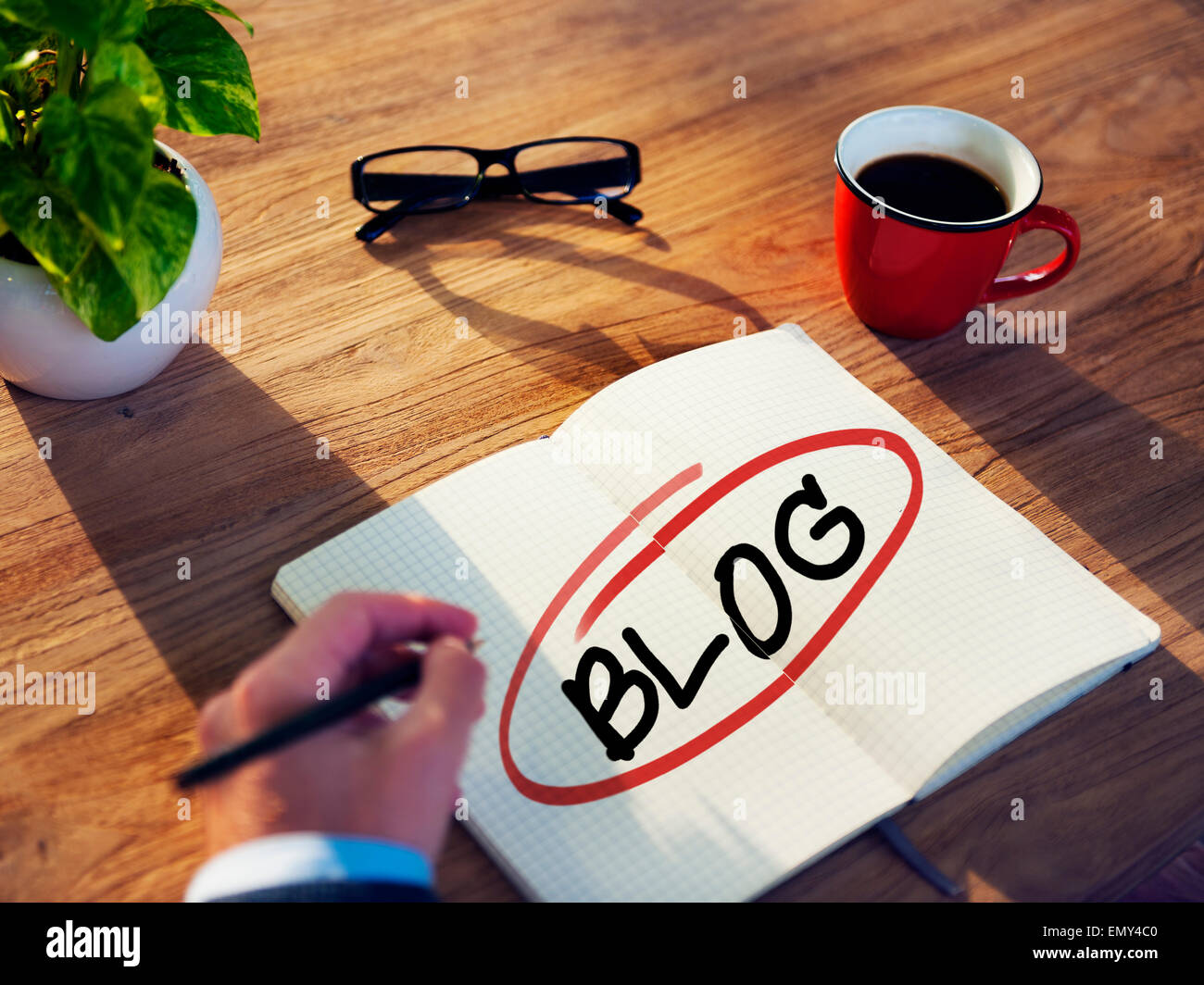 Mann mit einem Notizblock und Blog-Konzepte Stockfoto