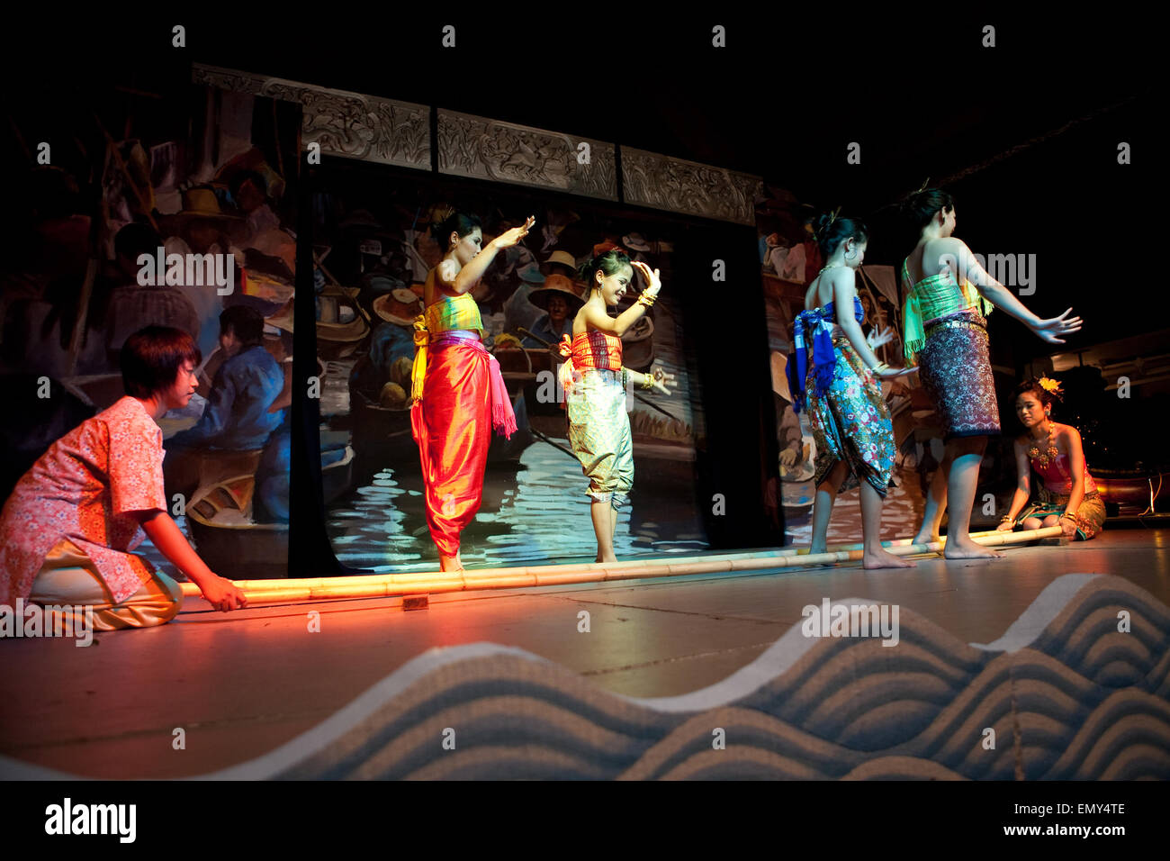 Bunte Thai traditionelle Tanzaufführung für Touristen in traditionellen shows Stockfoto