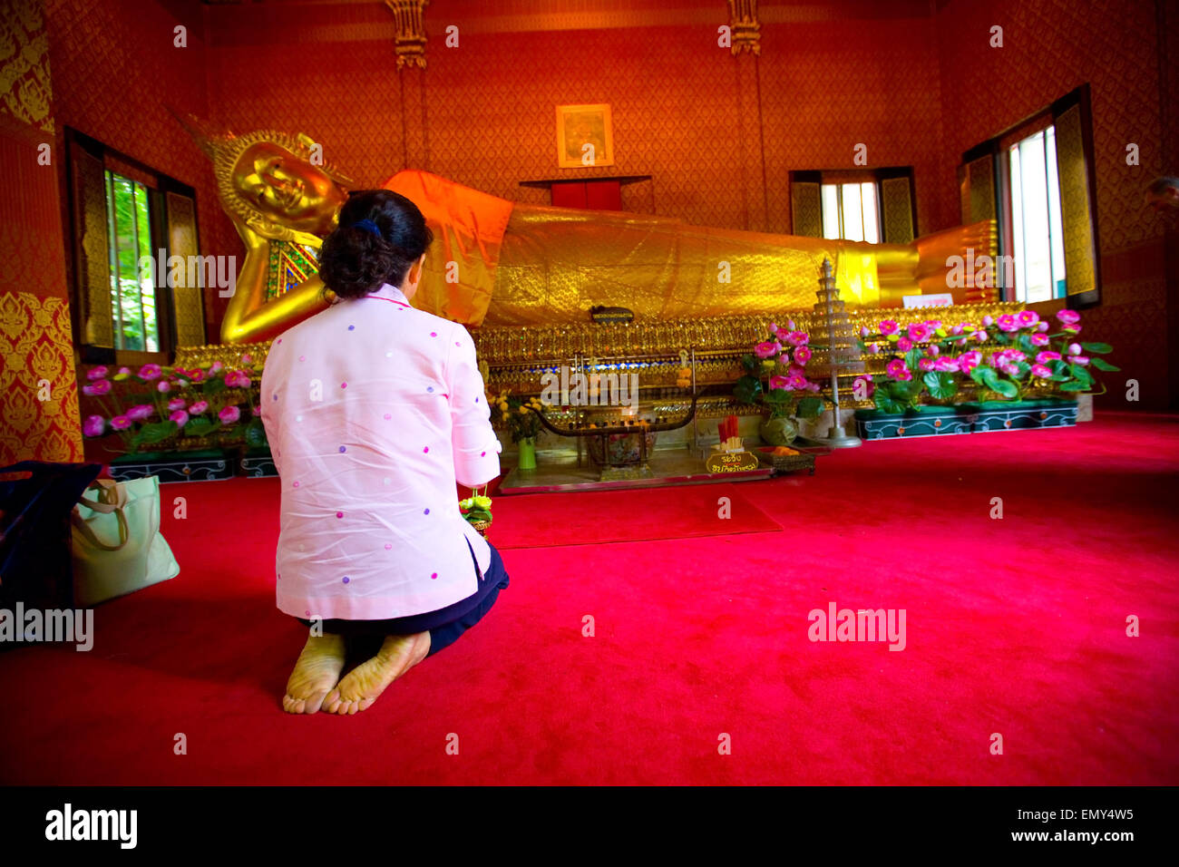 Frau betet schweigend in einem thailändischen buddhistischen Tempel Stockfoto