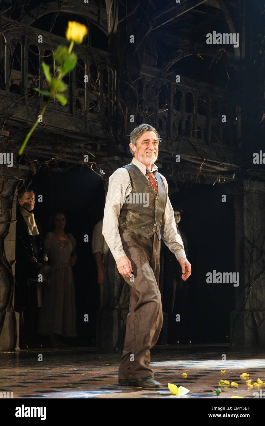 New York, NY, USA. 23. April 2015. Roger Rees in Anwesenheit für THE VISIT Opening Night am Broadway, das Lyceum Theatre, New York, NY 23. April 2015. Bildnachweis: Jason Smith/Everett Collection/Alamy Live-Nachrichten Stockfoto