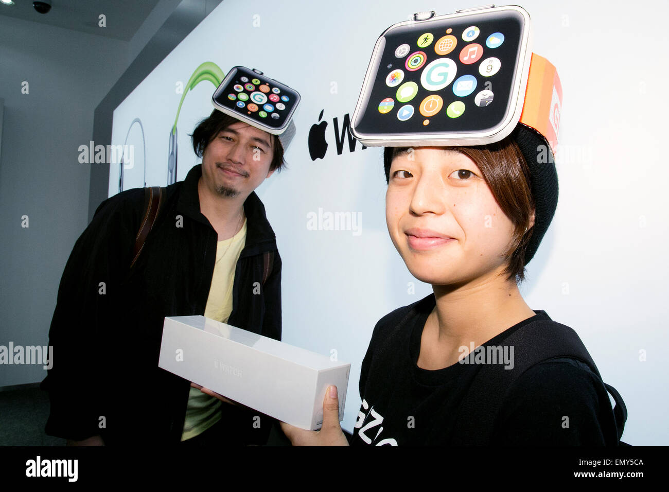 Tokio, Japan. 24. April 2015. Apple-Fans posieren für die Kameras nach Kauf der neuen Apple Watch bei Softbank Omotesando Store am 24. April 2015, Tokio, Japan. Ein paar Leute Line-up geduldig in den frühen Morgenstunden, bevor die Softbank-Store in der Omotesando Einkaufsviertel Shibuya eröffnet. Nach Softbank Personal war es kein Gedränge auf den Start wegen der preorder-System dem Kunden im Voraus zu reservieren. Bildnachweis: Aflo Co. Ltd./Alamy Live-Nachrichten Stockfoto