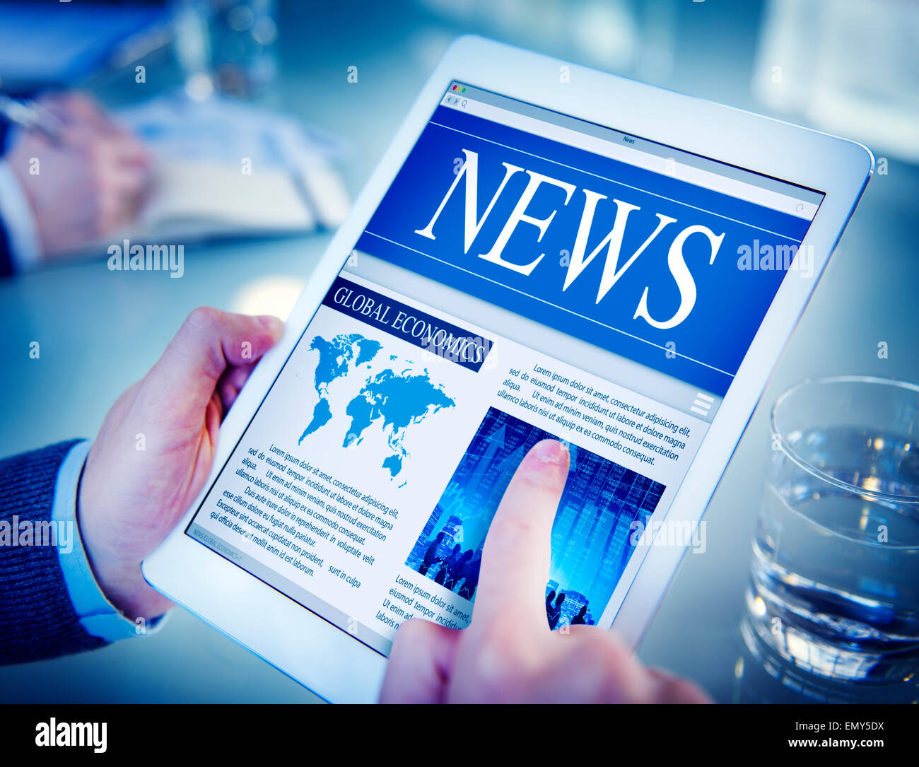 Hände halten Digital-Tablette Weltwirtschaft News Stockfoto