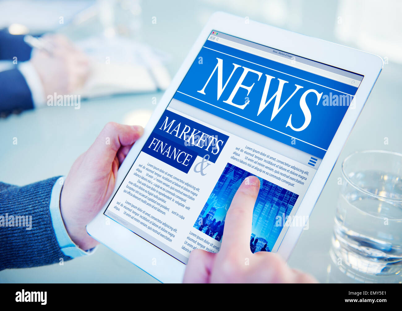 Hände halten digitale Tablet-Markt und Finanz-News Stockfoto