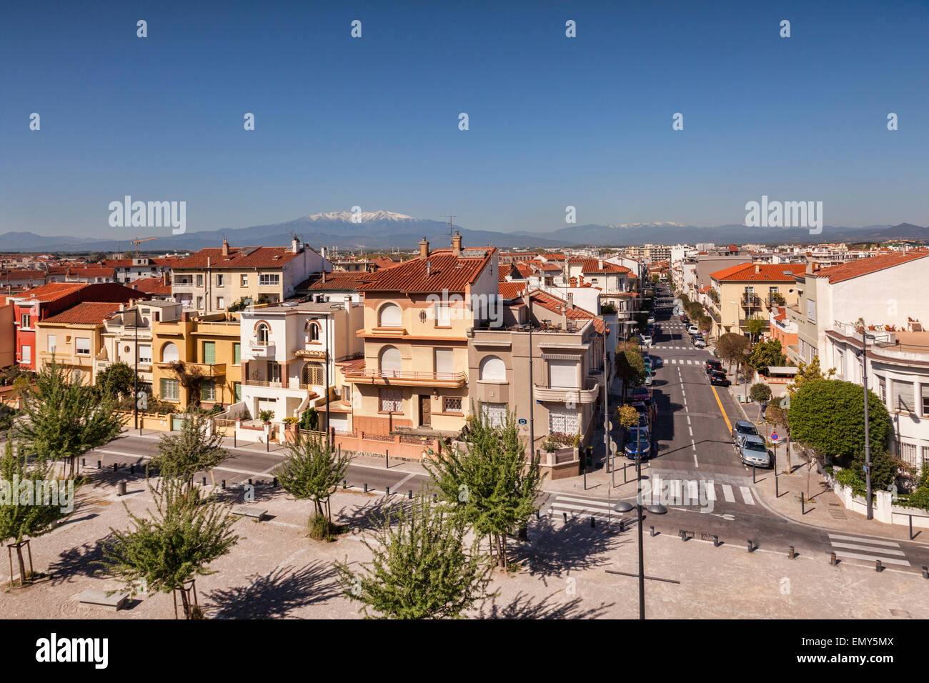 Ein Blick von der Stadtmauer des Schlosses der Könige von Mallorca, über die Stadt von Perpignan in den Pyrenäen. Stockfoto