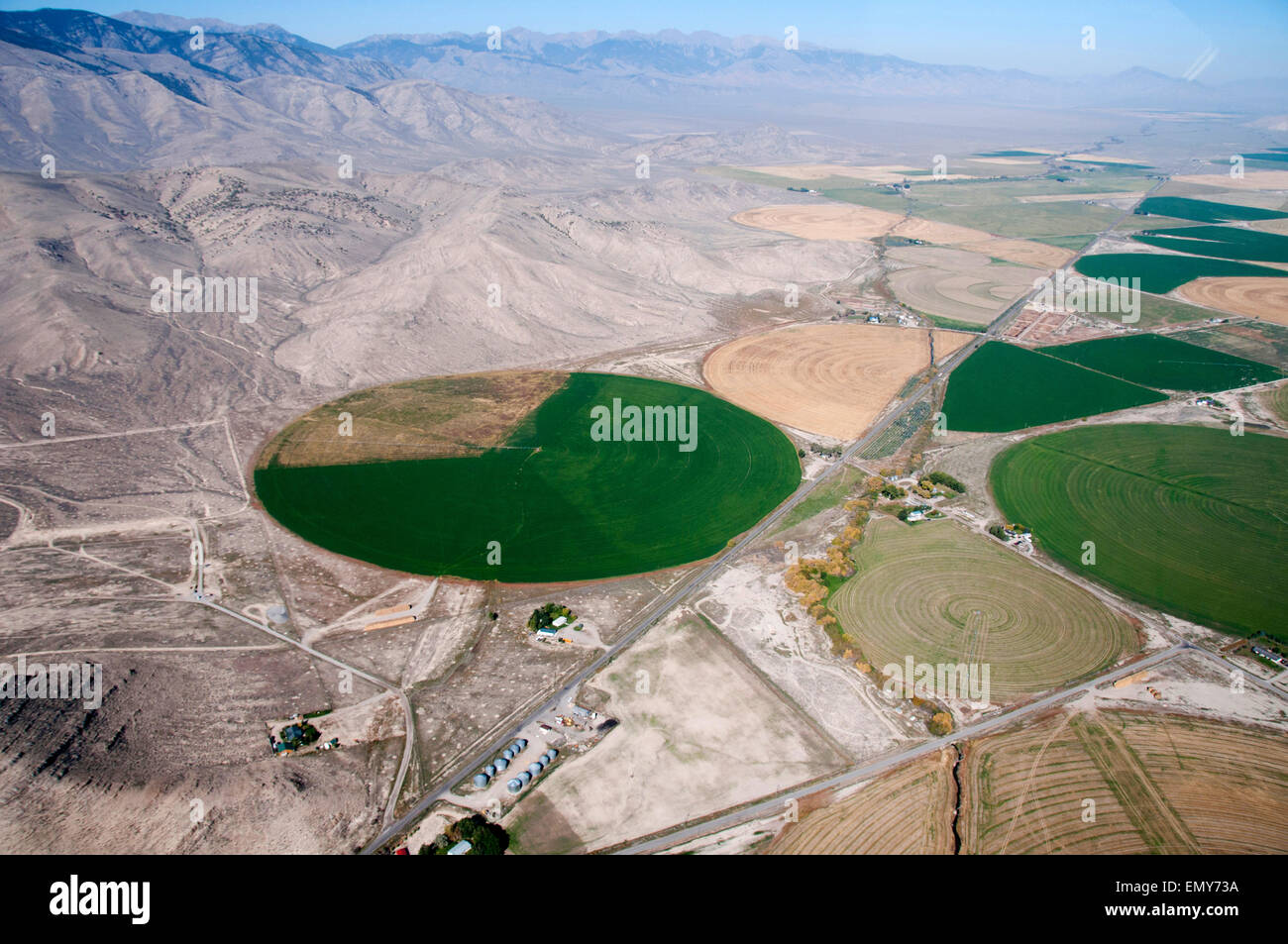 Bewässerungsgeländen (Center Pivot) und unfarmed Wüste im Little Lost River Valley, Idaho Stockfoto
