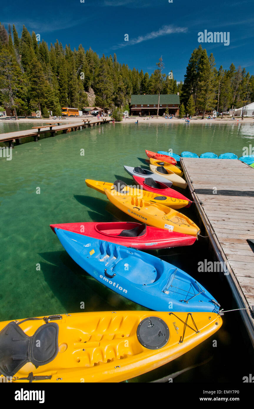 Dock mit Kajaks und Paddleboards auf Rotbarsch Lake Lodge im Idaho Sawtooth National Recreation Area Stockfoto