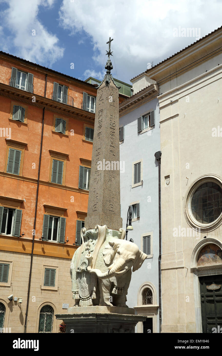 Berninis Elefantino, ein ägyptischer Obelisk auf einem Elefanten außerhalb Santa Maria Sopra Minerva in Rom. Stockfoto