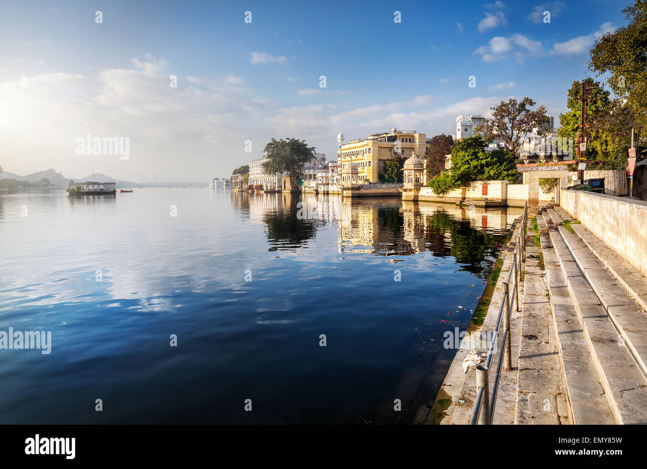 Lake Pichola und Hotels am blauen Himmel in Udaipur, Rajasthan, Indien Stockfoto