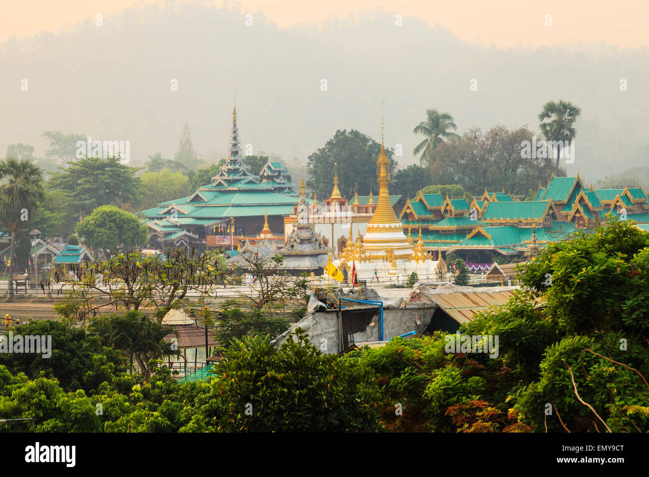Tai Yai Stil Tempel in Maehongsorn Provinz, Thaland im Morgennebel Stockfoto