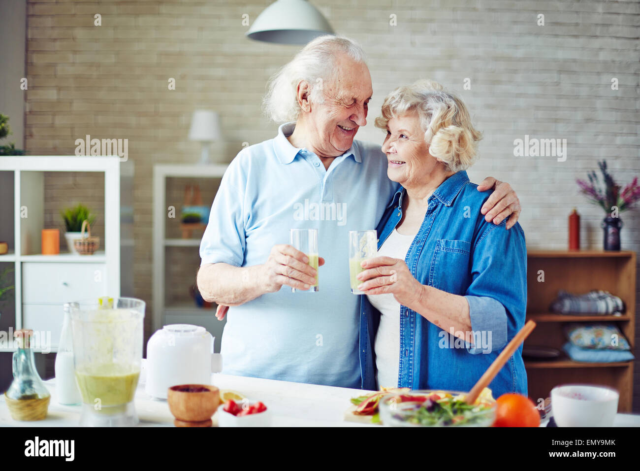 Jubelnden Senioren mit Gläsern von frischen smoothie Stockfoto