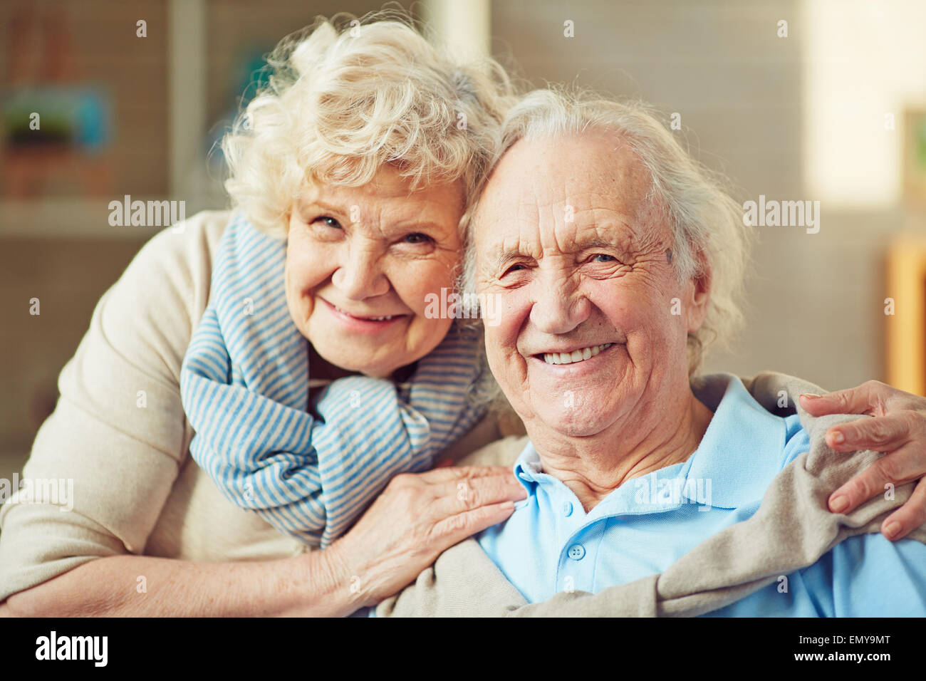 Glücklich Senioren Blick in die Kamera Stockfoto