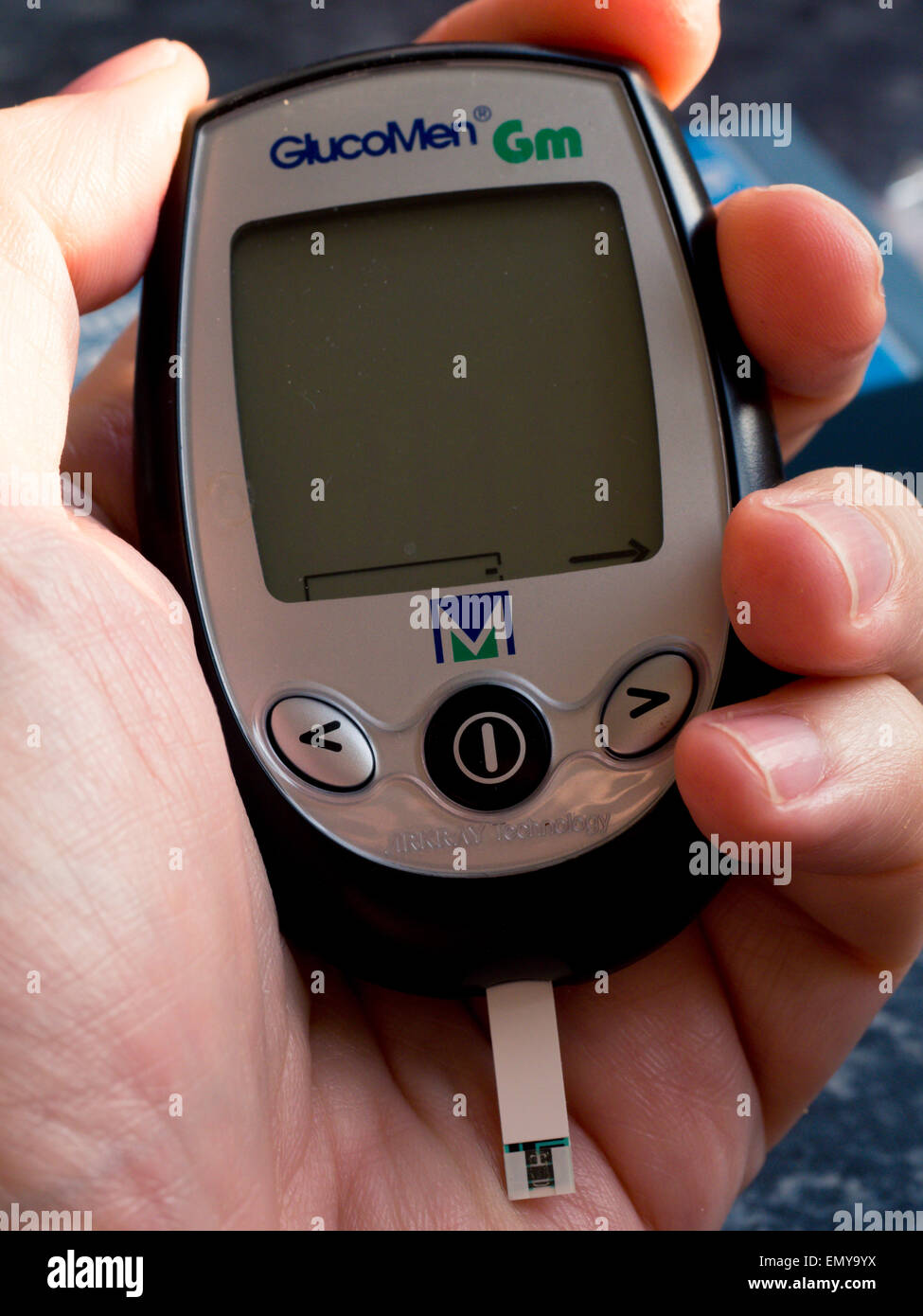 Eine Hand hält einen Diabetes GlucoMen Blut-Glukose-Leser Stockfoto
