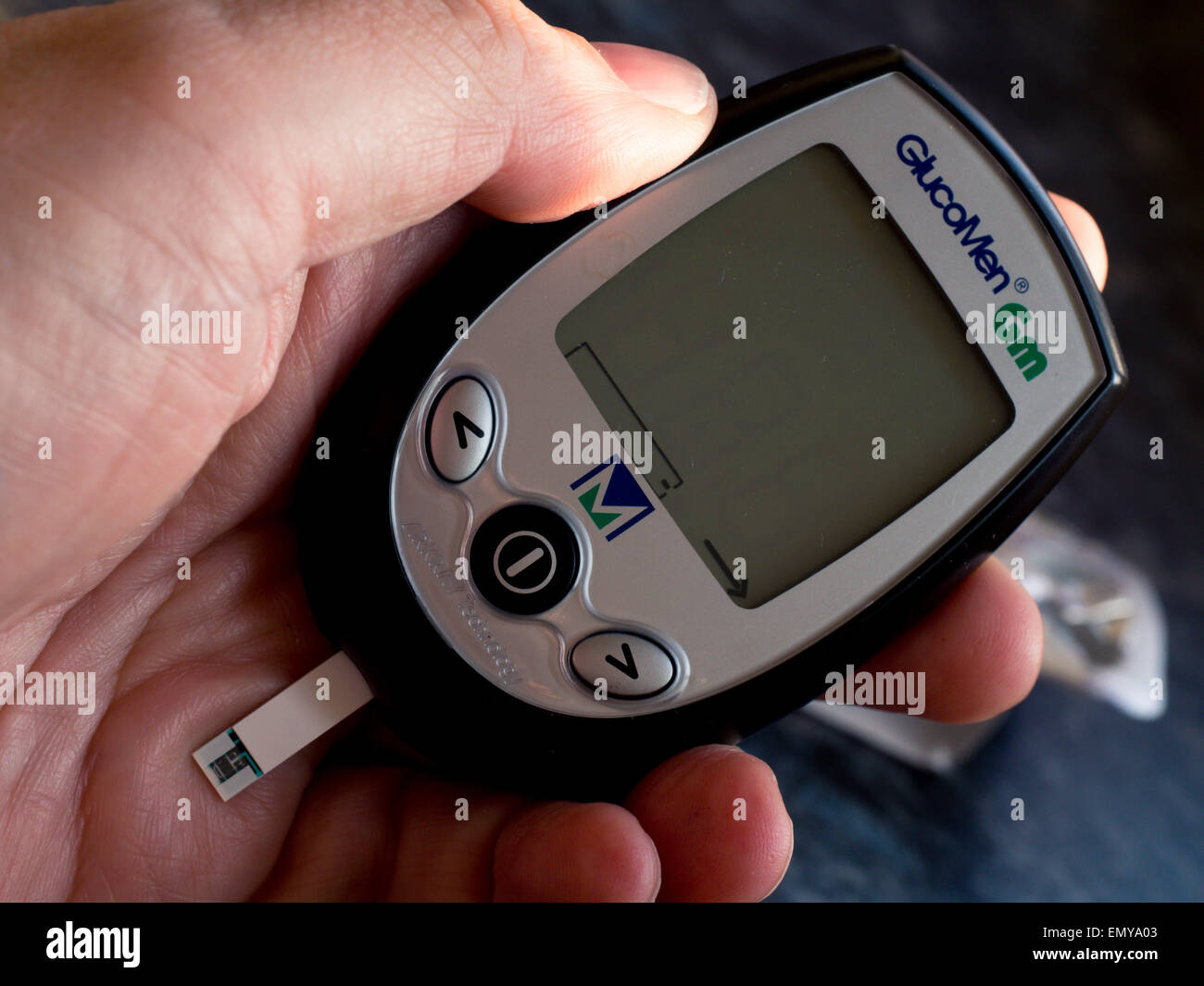 Eine Hand hält einen Diabetes-Blut-Glukose-Leser Stockfoto