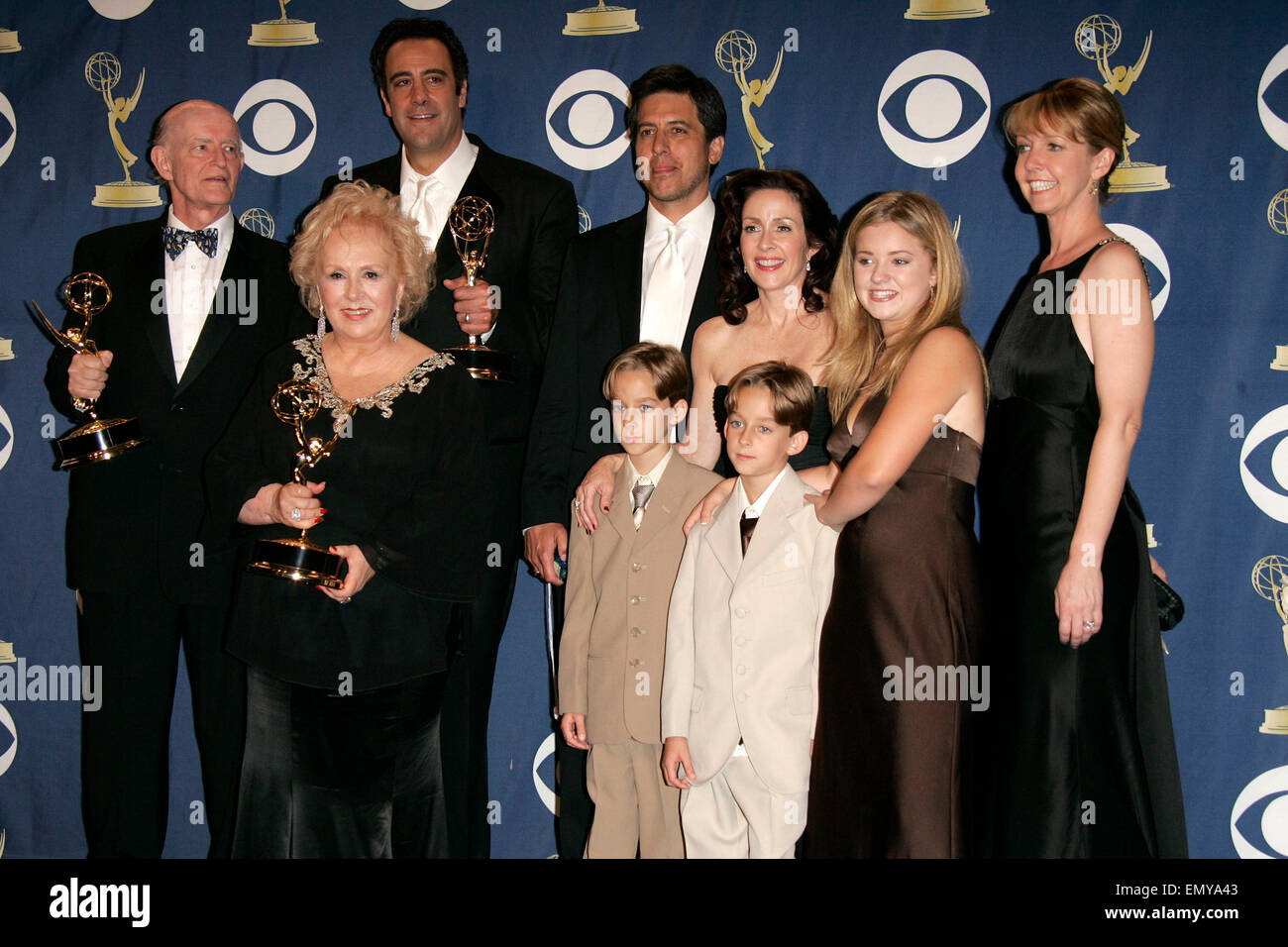 Datei-PIX: Sep 18, 2005; Los Angeles, Kalifornien, USA; Schauspieler PETER BOYLE, DORIS ROBERTS, BRAD GARRETT, RAY ROMANO, PATRICIA HEATON, SAWYER zu VERSÜßEN, SULLIVAN SWEETEN und MADYLIN VERSÜßEN Gewinner der herausragende Comedy-Serie für "Everybody Loves Raymond" im Presseraum auf der 57th Annual Primetime Emmy Awards. Bildnachweis: Lisa O'Connor/ZUMAPRESS.com/Alamy Live-Nachrichten Stockfoto