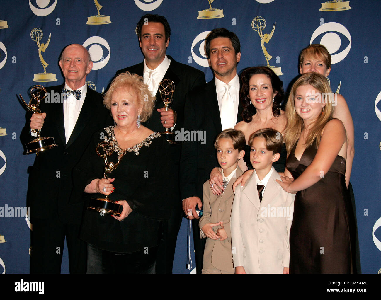 Datei-PIX: Sep 18, 2005; Los Angeles, Kalifornien, USA; Schauspieler PETER BOYLE, DORIS ROBERTS, BRAD GARRETT, RAY ROMANO, PATRICIA HEATON, SAWYER zu VERSÜßEN, SULLIVAN SWEETEN und MADYLIN VERSÜßEN Gewinner der herausragende Comedy-Serie für "Everybody Loves Raymond" im Presseraum auf der 57th Annual Primetime Emmy Awards. Bildnachweis: Lisa O'Connor/ZUMAPRESS.com/Alamy Live-Nachrichten Stockfoto