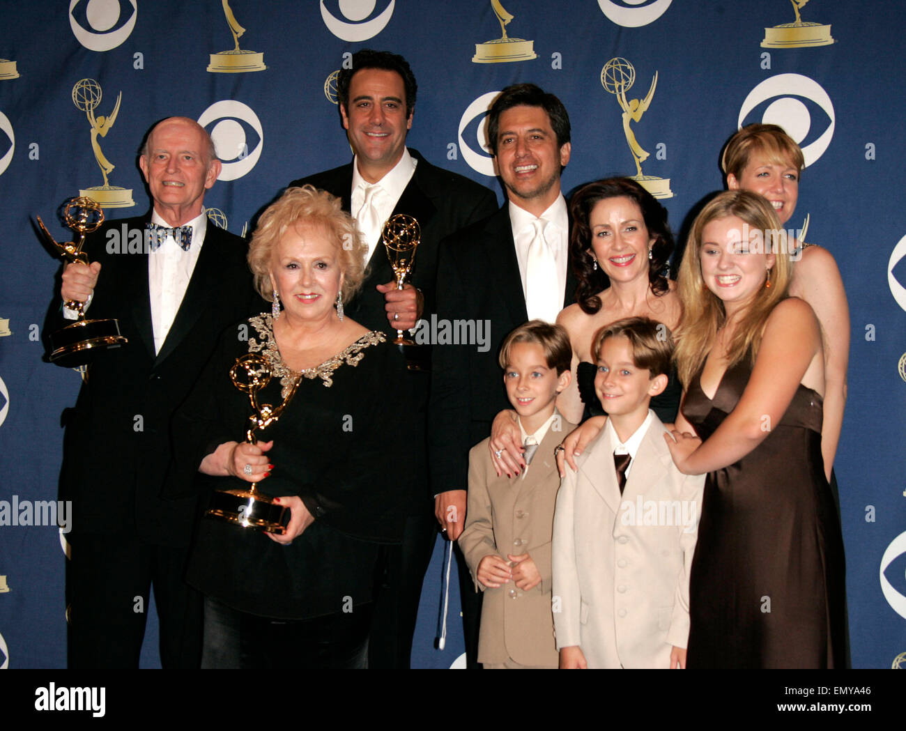 Datei-PIX: Sep 18, 2005; Los Angeles, Kalifornien, USA; Schauspieler PETER BOYLE, DORIS ROBERTS, BRAD GARRETT, RAY ROMANO, PATRICIA HEATON, SAWYER zu VERSÜßEN, SULLIVAN SWEETEN und MADYLIN VERSÜßEN Gewinner der herausragende Comedy-Serie für "Everybody Loves Raymond" im Presseraum auf der 57th Annual Primetime Emmy Awards. Bildnachweis: Lisa O'Connor/ZUMAPRESS.com/Alamy Live-Nachrichten Stockfoto