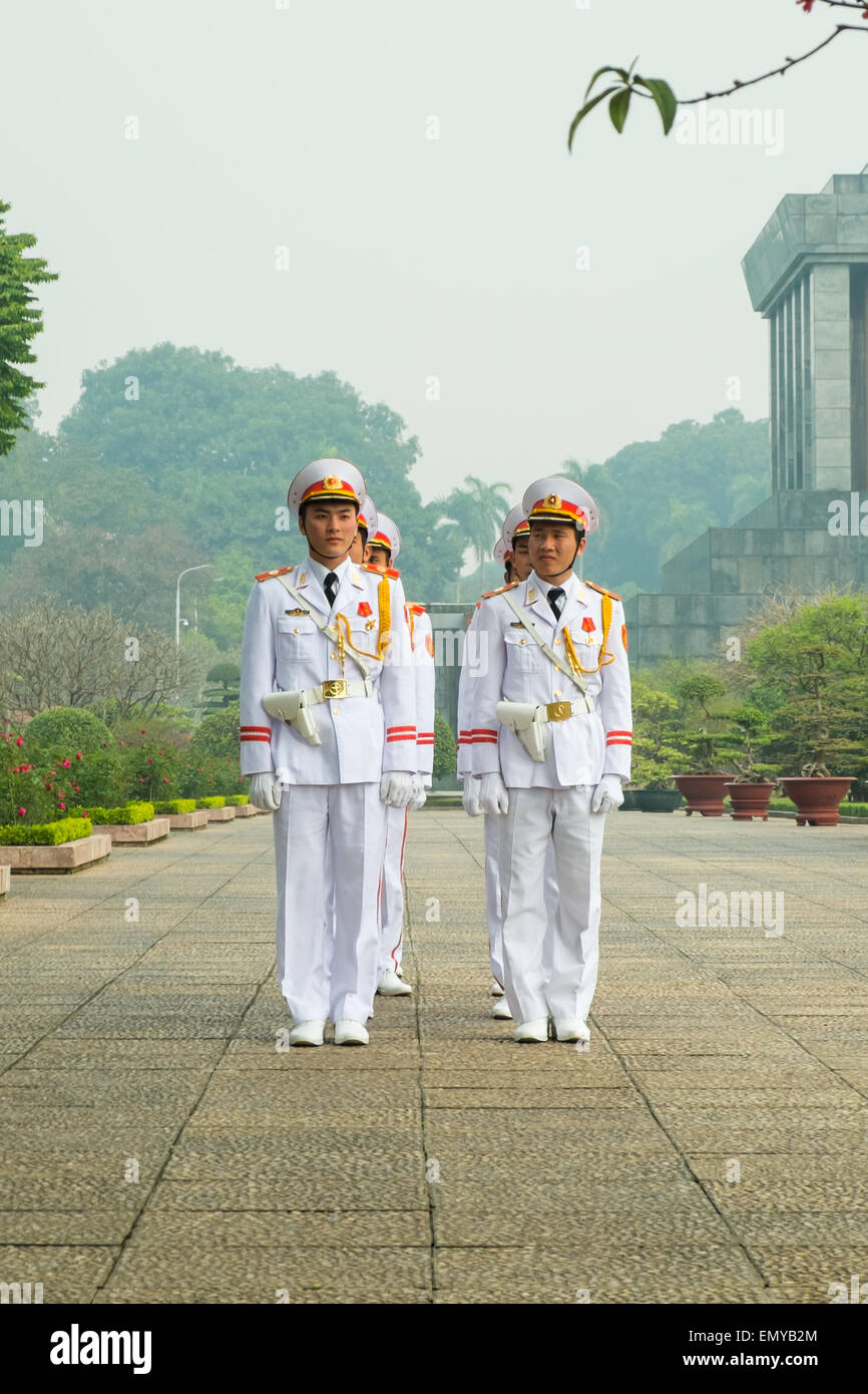 HANOI, VIETNAM - 27. Januar 2014: Wachen auf der Parade an der Ho-Chi-Minh-Mausoleum in Ba Dinh Platz in Jaunary 2014. Stockfoto