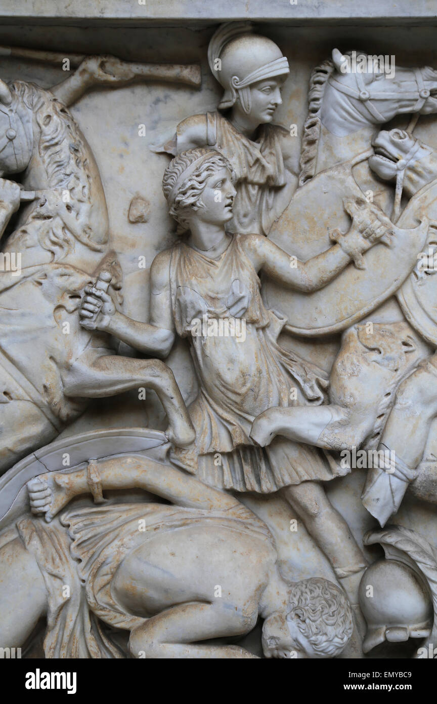 Römische Kaiserzeit. Becken der Skulptur eines Gottes Fluss Arno. Sarkophag. 170-180 N. CHR.. Schlachten zwischen Griechen und Amazonen. Relief Stockfoto