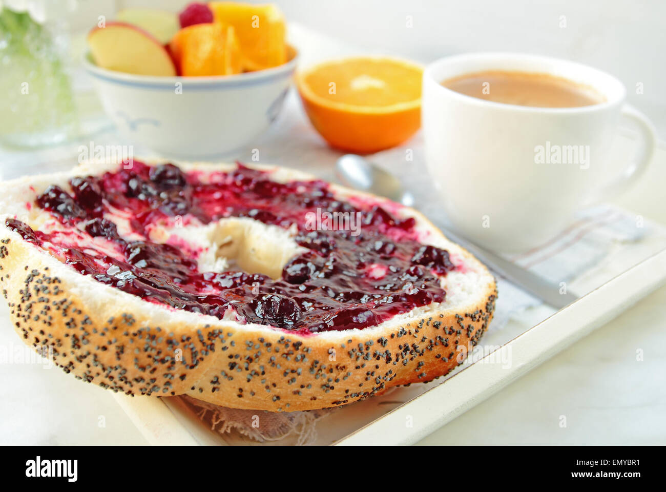 Brot mit Marmelade und Kaffee zum Frühstück Stockfoto