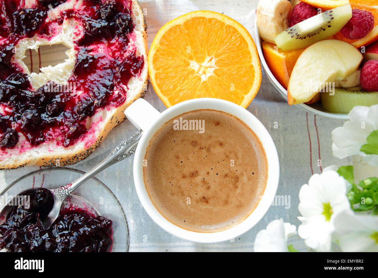 Frühstück mit Brot mit Johannisbeeren Marmelade, Kaffee und Obst Stockfoto