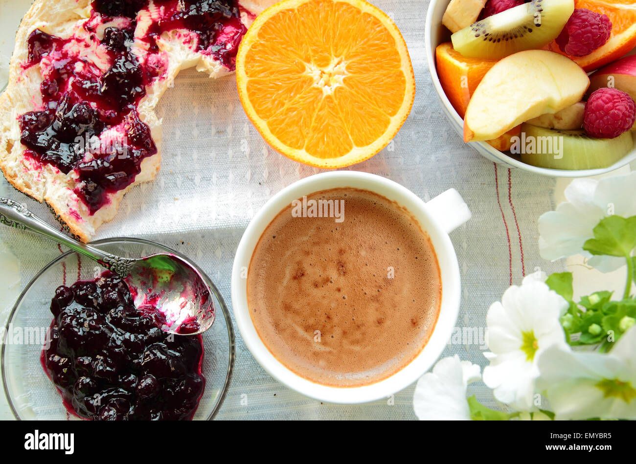 Gesundes Frühstück mit Marmelade, in Scheiben geschnitten Obst und Kaffee Stockfoto