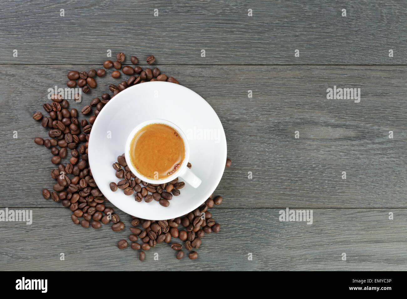 Feshly gemacht Espresso mit Kaffeebohnen auf Holztisch Stockfoto