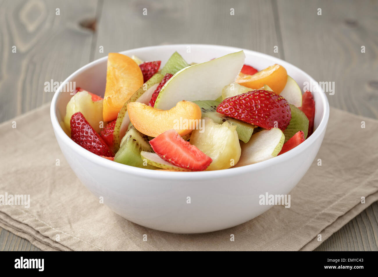 frische Mischung Obstsalat mit Erdbeeren, Kiwi und Pfirsich, auf Tisch Stockfoto