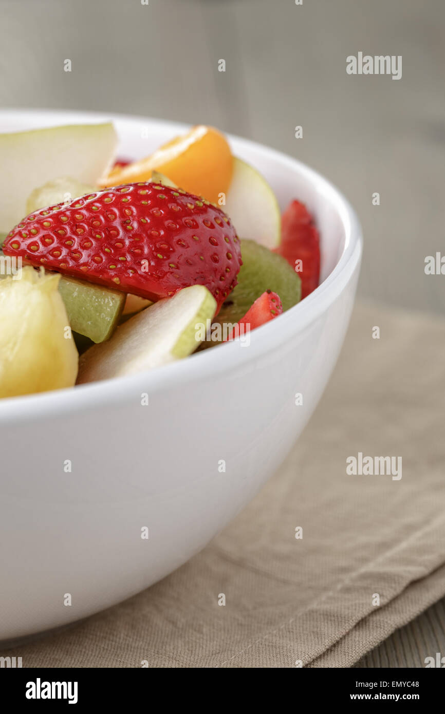 frische Mischung Obstsalat mit Erdbeeren, Kiwi und Pfirsich, auf Tisch Stockfoto