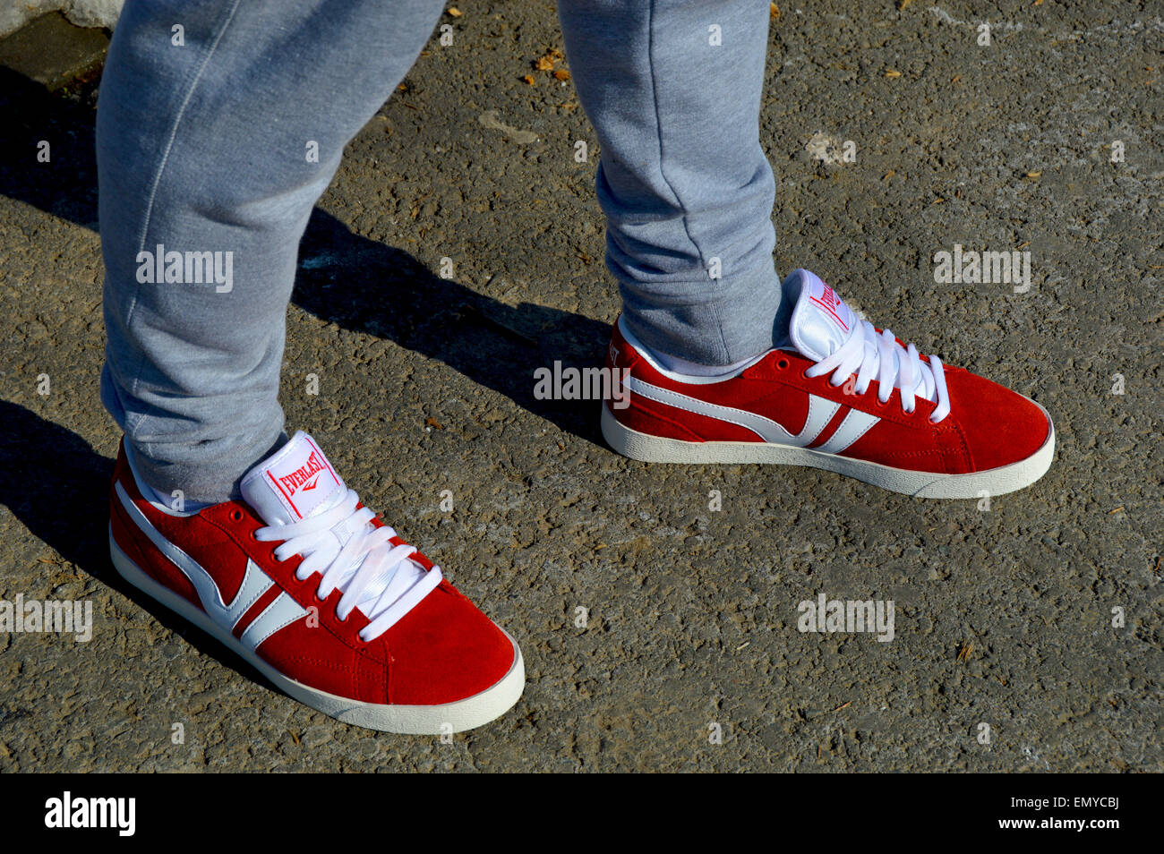 junge Männer tragen ein paar Everlast Lederschuhe Stockfoto