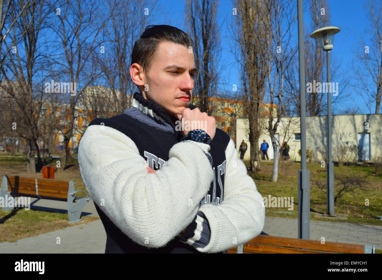 Junger Mann Profil mit Armbanduhr auf seiner Hand im park Stockfoto