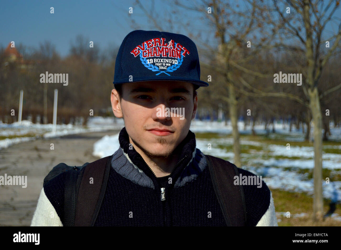 Closeup Portrait ein hübscher junger kaukasischen Mann mit Mütze in einem park Stockfoto