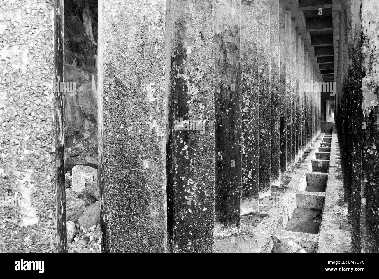 Korridor von Betonpfeilern mit Perspektive tiefe Schwarz und weiß Stockfoto