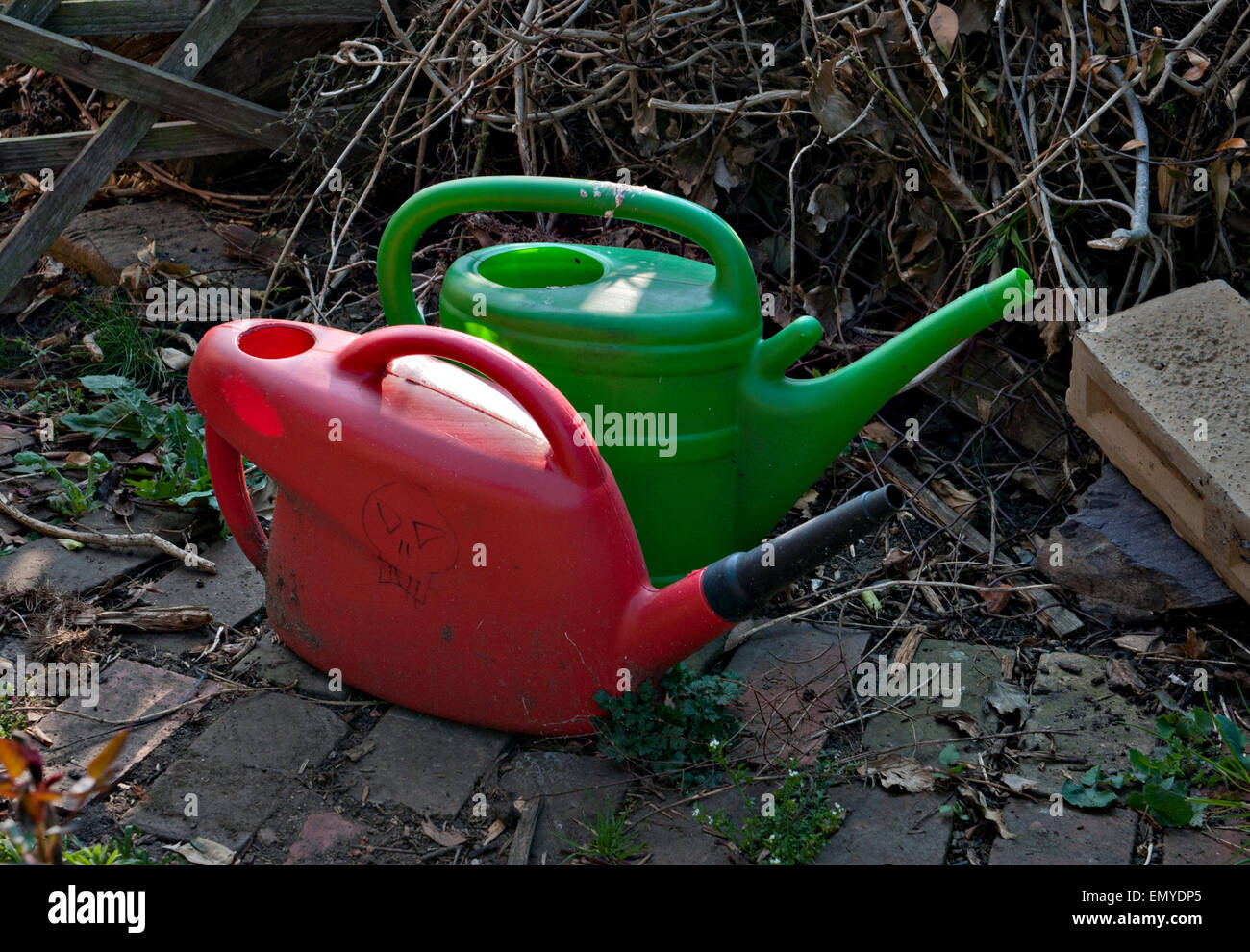 Zwei Gießkannen. Unkrautvernichtungsmittel und Wasser Stockfoto