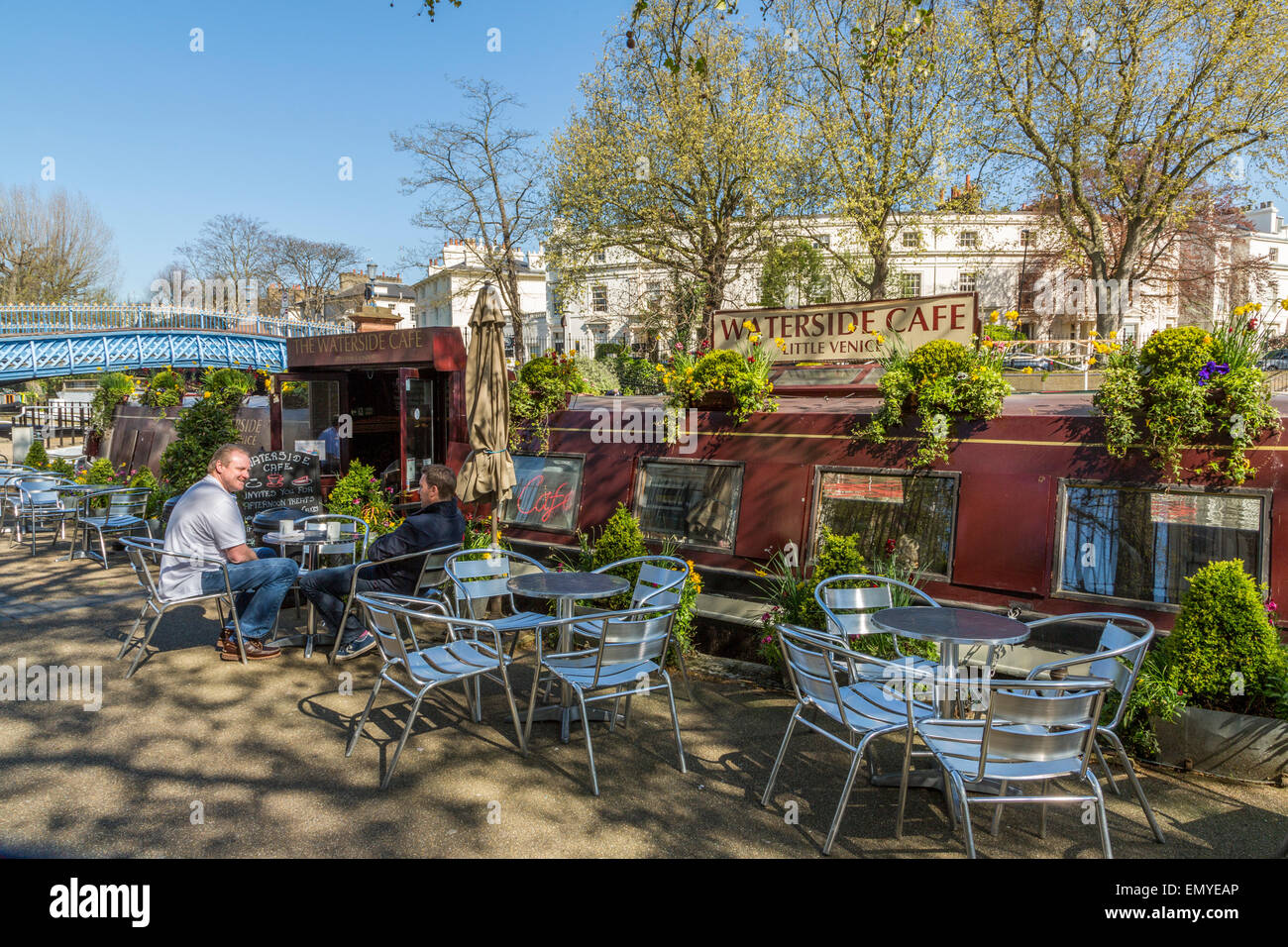 Ein Landschaftsbild des Waterside Cafe an einem hellen sonnigen Tag, Little Venice London, England, Großbritannien Stockfoto
