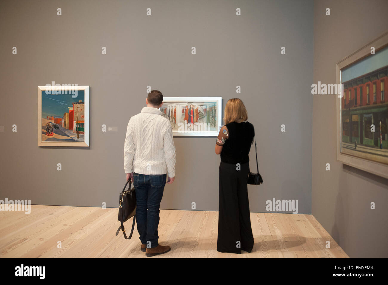 New York, New York, USA. 23. April 2015. Ein Gemälde von George Tooker namens "The Subway" hängt in der neuen Heimat von den 85-j hrige Whitney Museum of American Art neben Gemälden von Louis Guglielmi und Edward Hopper. Das Museum ist im ehemaligen Meatpacking District von Manhattan und wurde von Renzo Piano entworfen. Es öffnet sich der Öffentlichkeit auf Freitag, 1. Mai 2015. Bildnachweis: Terese Loeb Kreuzer/Alamy Live-Nachrichten Stockfoto