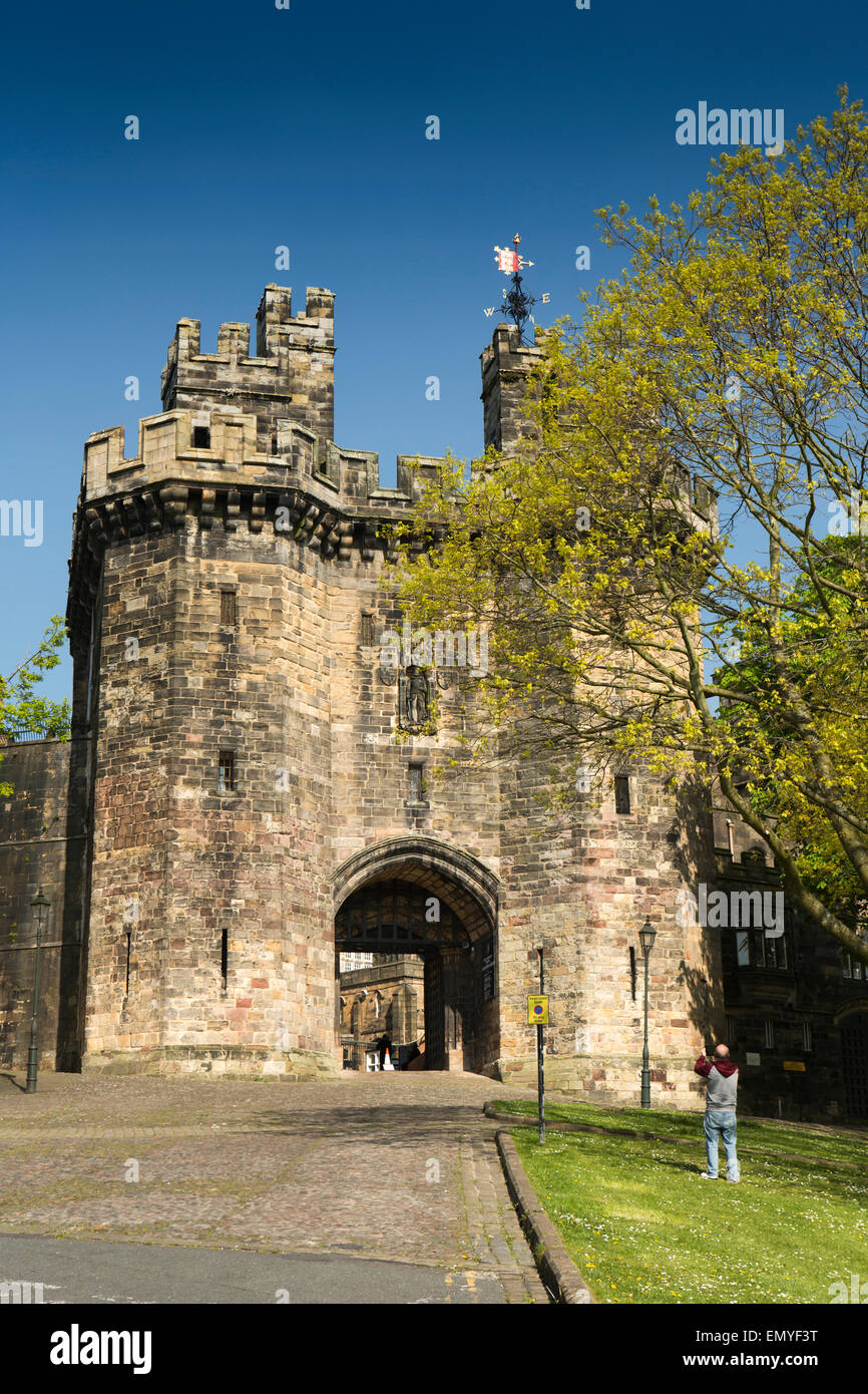 Großbritannien, England, Lancashire, Lancaster, Schlosspark, Lancaster Castle, Besucher fotografieren John of Gaunt Tor Stockfoto