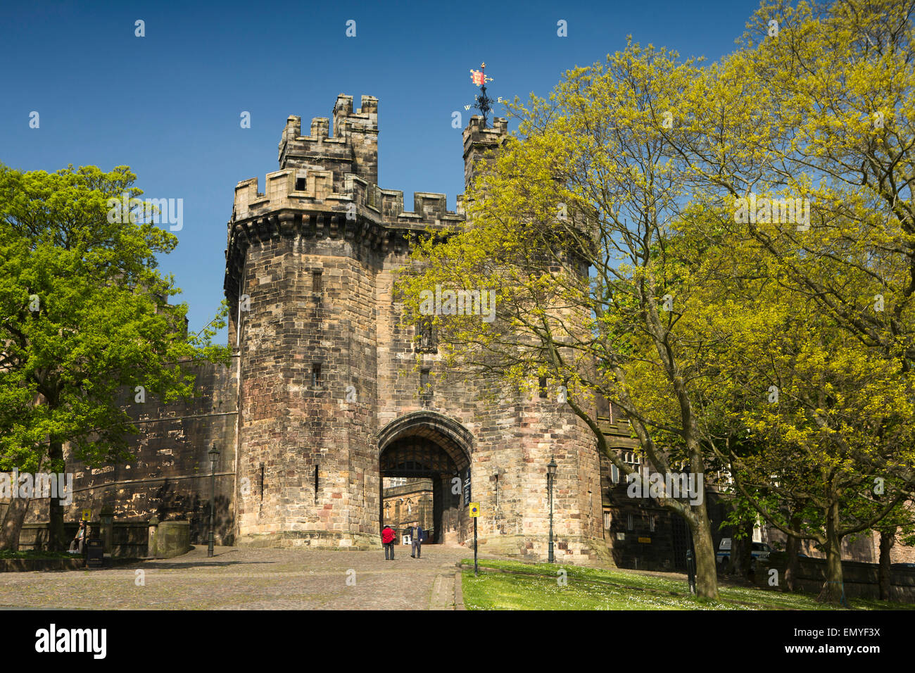 Großbritannien, England, Lancashire, Lancaster, Schlosspark, Lancaster Castle, Besucher am John of Gaunt Tor Stockfoto