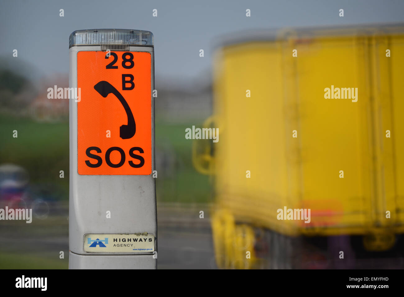 LKW vorbei sos Notfall Panne Telefon auf der a64-Straße in der Nähe von York Yorkshire uk Stockfoto