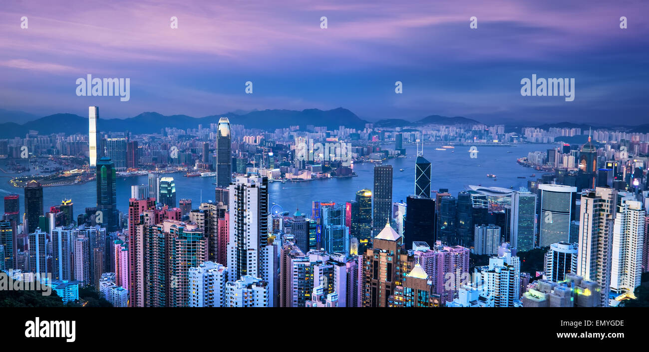 Luftbild Panorama Skyline von Hong Kong und den Victoria Hafen bei Sonnenuntergang. Reise-und Ausflugsziele Stockfoto