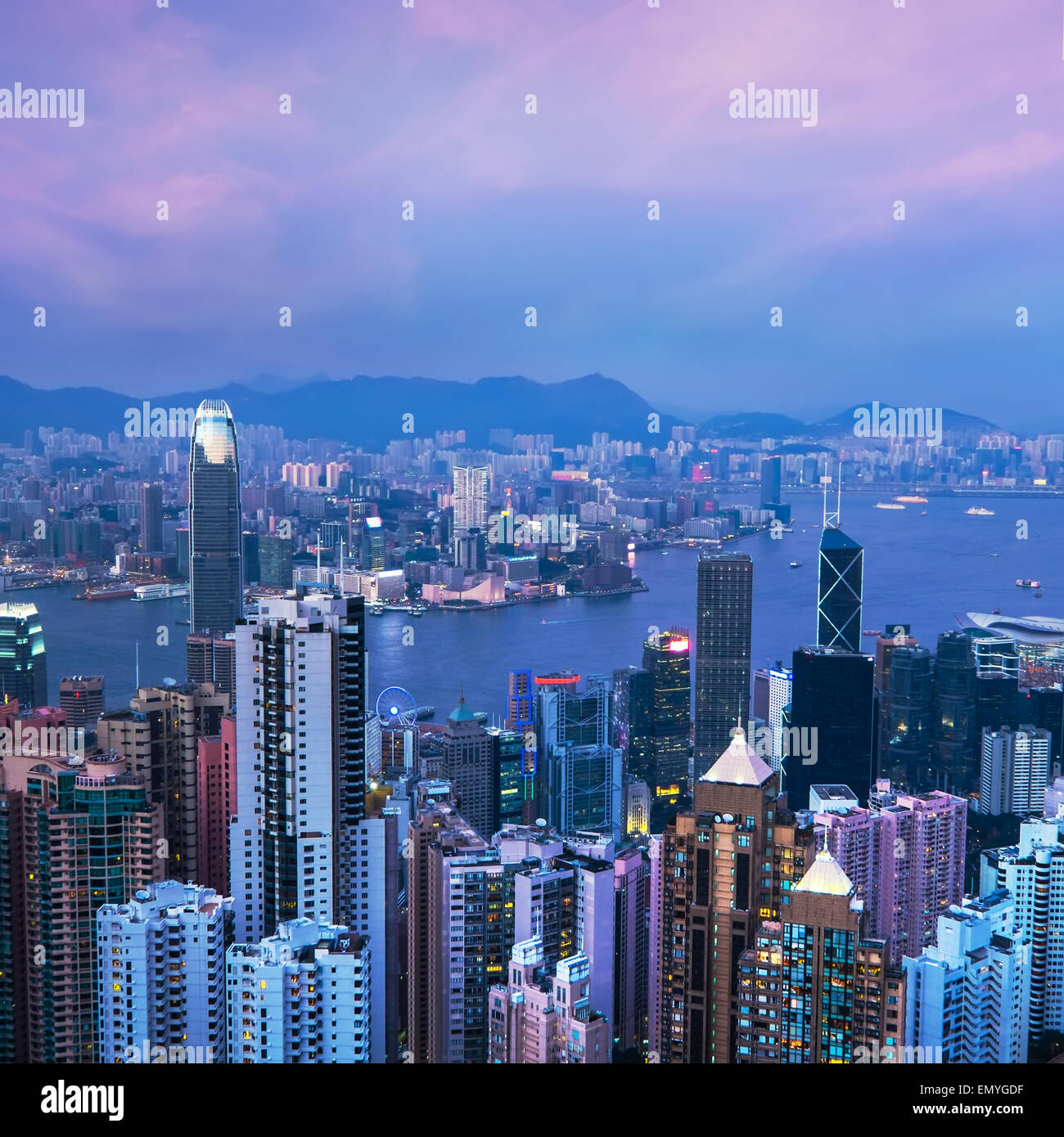 Blick auf Skyline von Hong Kong und den Victoria Hafen bei Sonnenuntergang. Reise-und Ausflugsziele Stockfoto