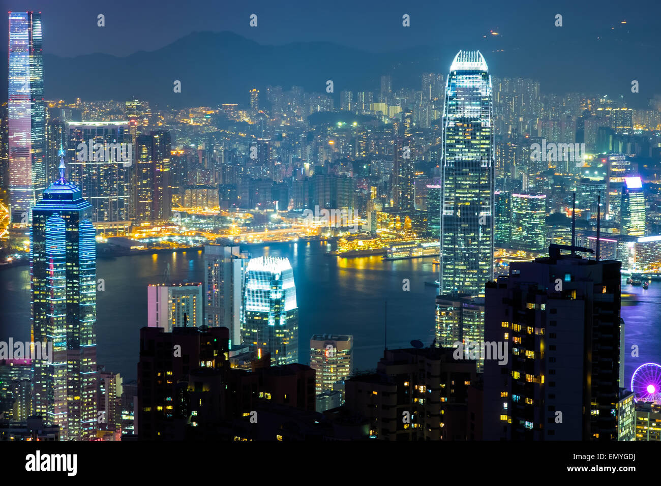 Nacht Luftbild Panorama der Skyline von Hong Kong und den Victoria Hafen. Reise-und Ausflugsziele Stockfoto