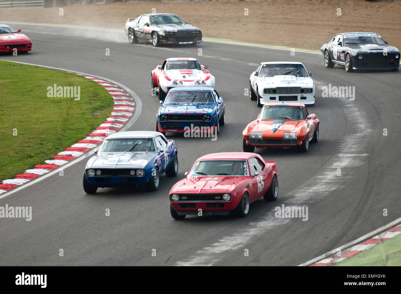 Landschaftsbild des historischen Sport/GT und amerikanischen Rennwagen auf einer Strecke. Stockfoto