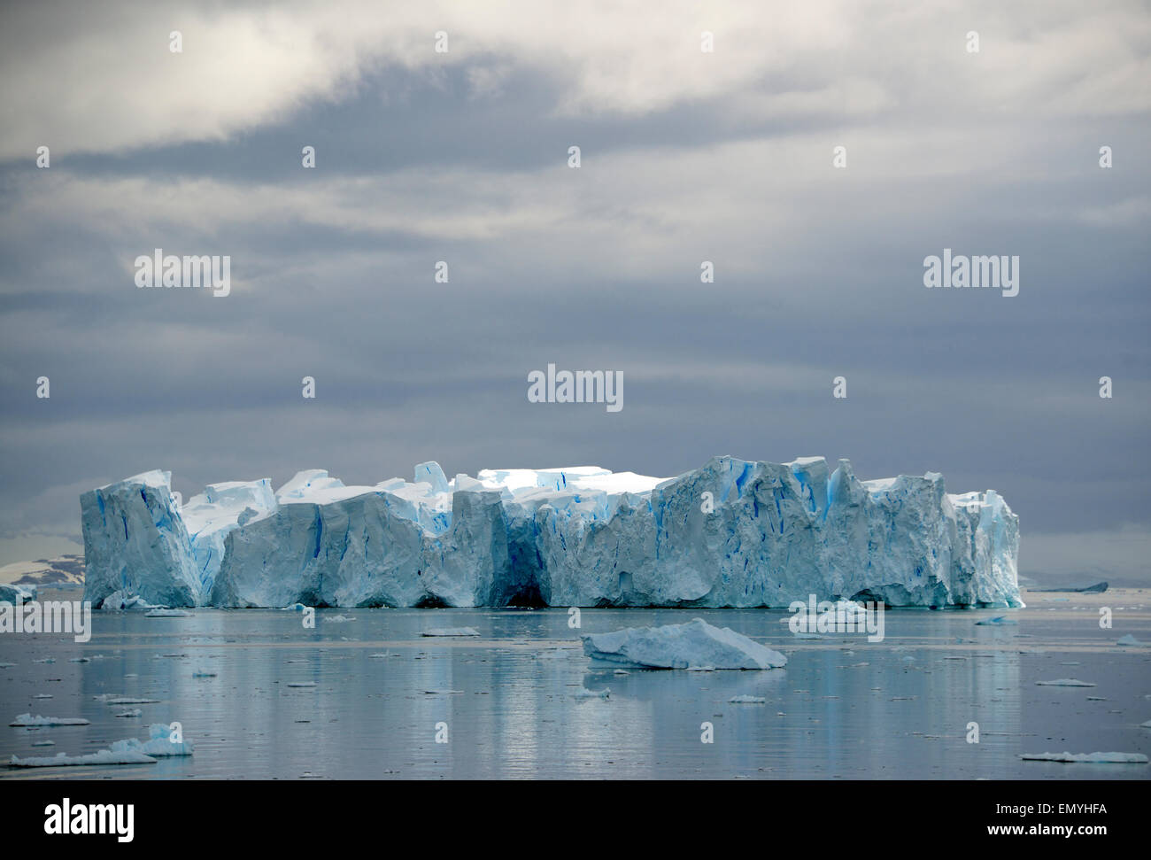 Großer Auftrieb im tabellarischen Eisbergs antarktischen Halbinsel Antarktis Stockfoto