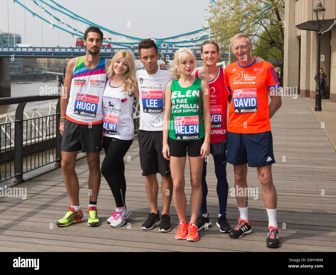 London, UK. 24. April 2015. L-R. Hugo Taylor, Aliki Chrysochu, Lee Hendrie, Helen George, Oliver Proudlock und David Hemery. Gästelisten Fototermin vor 2015 Virgin Geld London-Marathon. Bildnachweis: Nick Savage/Alamy Live-Nachrichten Stockfoto